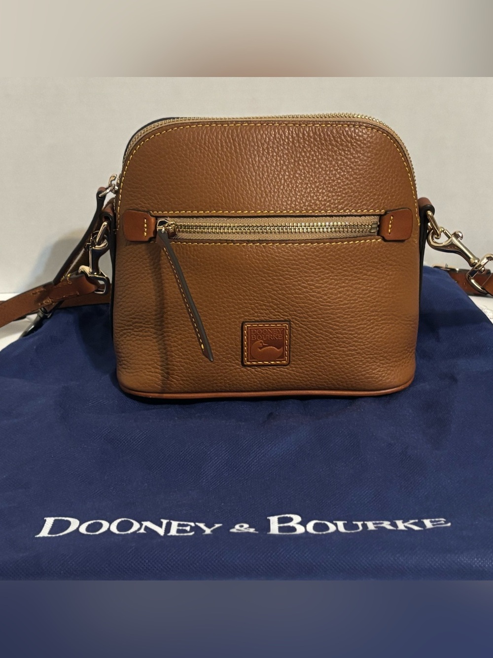 Vintage Classic Dooney & Bourke Pebbled Leather Domed Crossbody in Caramel NWOT - Picture 2 of 8